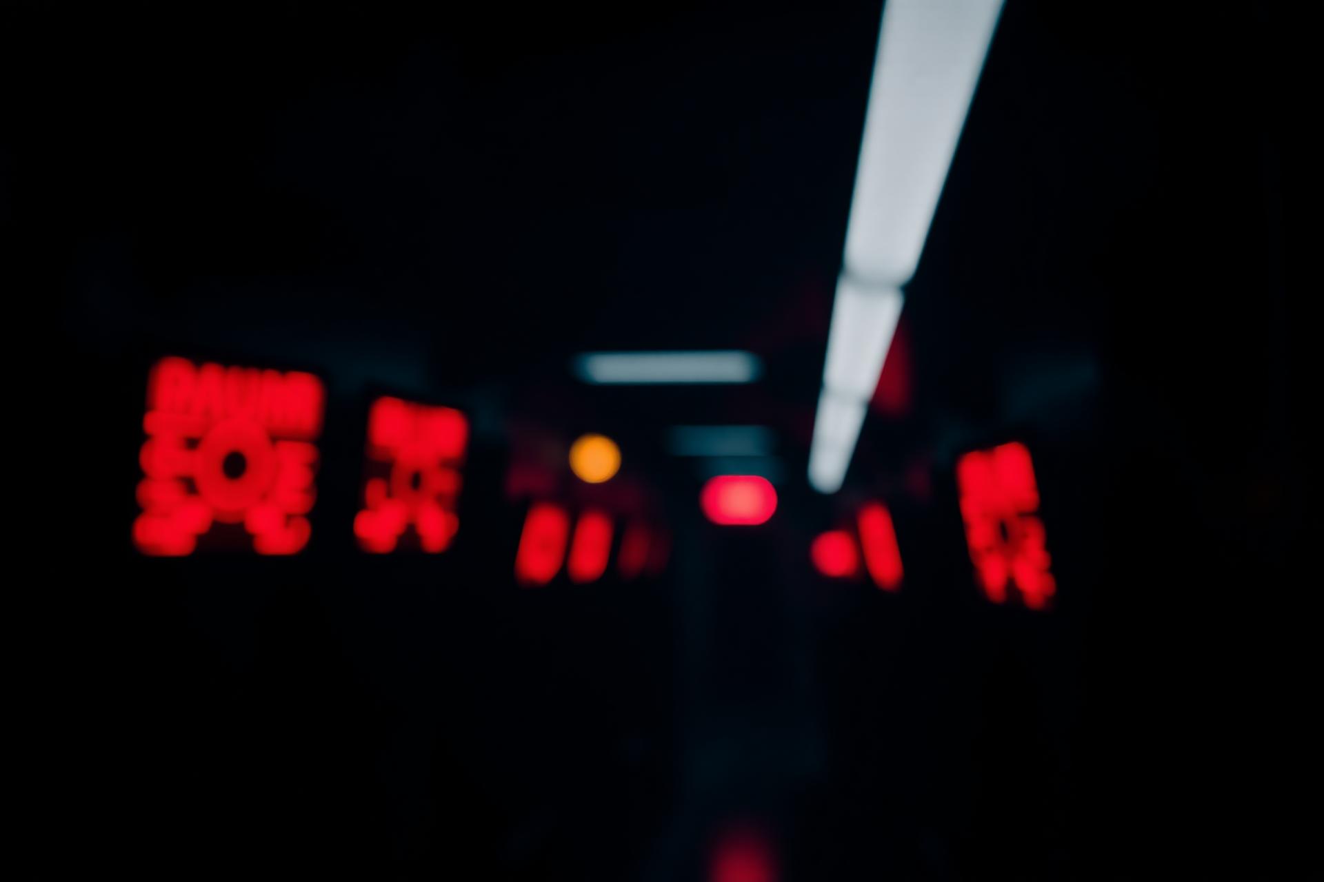 Sala de emergência iluminada por monitores